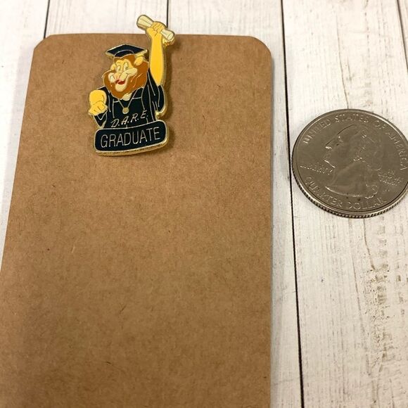 ‎Vintage Dare Graduate Pin - Picture 2 of 3